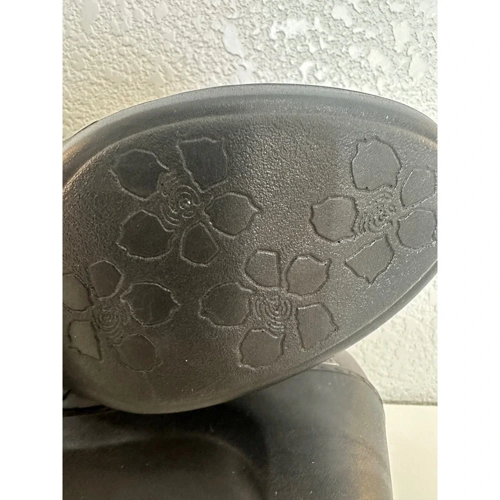 Easy Street Women's Gray Pleated Buckle Comfort Wave Ankle Booties Size 7M